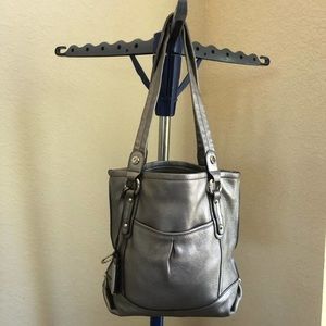 B MAKOWSKY METALLIC SILVER LEATHER SHOULDER BAG